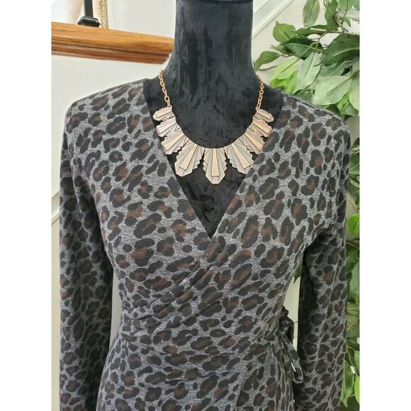 Ann Taylor Animal Print Gray Rayon V-Neck Long Sleeve Knee Length Dress X-Small - Picture 4 of 10